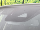 【i-ACTIVESENSE】走行中に前方の車両等を認識し、衝突しそうな時は警報とブレーキで衝突回避と被害軽減をアシスト。より安全にドライブをお楽しみいただけます。