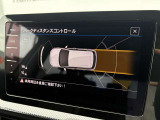 障害物との距離をセンサーで検知するパークディスタンスコントロール。音とディスプレイ表示で駐車時の安心感を高めます。