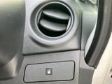 丸型の吹き出し口と、ステアリングの一部が見える運転席まわりです。風向きを調整しやすい配置で、乗車時の空気の流れを整えたい場面にも役立ちます。