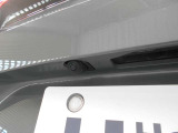 車の後方に小型カメラが付いておりバックする際の後方の様子をモニター上に表示します。