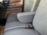 運転席にはアームレストが付いてます。