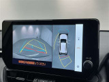 パノラミックビューモニターシステムが付いているので車の上から見た映像が確認できますよ。 一目で車両周辺の情報を確認できますが、直接安全をご確認下さい。
