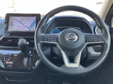 ステアリングには複数のスイッチが備わり、手元で各種機能を扱える装備です。ナビ画面やメーターと合わせて必要な情報を確認しやすく、運転中の操作を手元にまとめたい方にも便利にお使いいただけます。