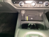【ワイヤレス充電器】Qi対応のスマートフォンを置くだけで充電ができます。運転席からも助手席からも自由に使えるドリンクホルダー付。