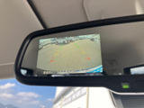 後方の映像とガイド表示を確認しながら駐車でき、車庫入れや狭い場所での切り返しを落ち着いて行いやすく、日々の運転をサポートします。
