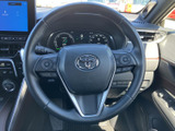 手元に複数のスイッチがまとまり、運転姿勢を大きく変えずに各種機能へアクセスできます。メーターを確認しながら使いやすい配置で、日常の運転を支えます。