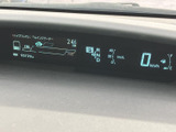 走行に関わる表示が前方の視線に近い位置にまとまり、運転中も必要な情報を確認しやすいレイアウトです。表示が見渡しやすく、日常の移動を落ち着いてサポートします。