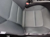 運転席シートにへたりやしわがございます。詳細は掲載写真をご確認ください。
