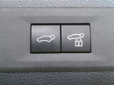 荷物の積み下ろしがぐっと楽になる「パワーバックドア」装備しています。 背の低い方や力の弱い方でも無理なく操作出来ます。