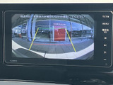後方の様子を画面で確認でき、駐車時の後退をサポートします。画面上には進行方向の目安となるガイド線も表示され、周囲を目視で確認しながら車庫入れを行う際に便利です。