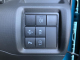 運転席まわりに複数のスイッチがまとまり、必要な機能を手元で確認しやすい配置です。表示アイコンを見ながら操作できるため、日常の運転で装備を使い分けたい場面にも便利です。