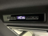 後席専用の空調調整機能付き。後部座席でも快適に過ごせます。