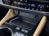 コード不要のワイヤレス充電付きです。