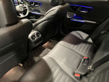 全ての席が主役席なのは、メルセデスならではの特徴です。快適なドライビングが、リラックスした車内空間を作りだします。