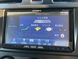 タッチパネルに検索メニューが表示され、住所や電話番号、ジャンルなどから目的地を探せます。周辺施設や自宅の項目もあり、行き先を探す際に使いやすい案内画面です。