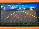 後方の映像に加えて目安となるガイド線が表示され、駐車時の位置確認をサポートします。画面で後方の様子を確かめながら、落ち着いてバック操作を行える便利な装備です。