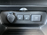 シートヒーターのスイッチや電源ソケット、USB端子を備え、寒い日の快適性や機器の充電に活用できます。必要な装備を手元で確認しやすく、普段のお出かけをサポートします。