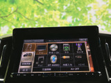 テレビやラジオ、ディスク、外部入力など複数の音源が画面に並び、使いたい項目を選びやすい構成です。日々の移動中も、お好みに合わせた音楽を楽しめます。