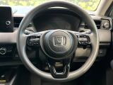 インテリアに合わせたデザインのステアリングは、運転される方のことも考え、運転しやすい形状、大きさです。是非一度、実際に触ってお確かめください。