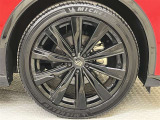 カッコイ〜純正アルミ。走っていてもこの存在感あり!!タイヤサイズは235/45R21