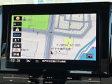 周辺の道路や施設名が表示され、現在地を確認しながら目的地への移動をサポートします。地図の情報を画面で把握できるので、初めて訪れる場所へのお出かけにも便利です。