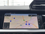 道路や周辺の位置関係を画面で確認でき、目的地までのルートを把握する際に便利です。検索メニューも備わり、行き先を設定して移動する日常の場面で役立ちます。
