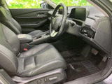 運転席は前方を見渡しやすい位置にあり、シートに腰掛けると手元から足元まで自然に目を配れます。落ち着いた色調で清潔感があり、日々の運転にもなじみやすい空間です。