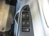 料金所などで便利な、運転席オート機能付パワーウィンドウが付いています。