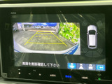 後方の様子を画面で確認でき、駐車時の周囲確認をサポートします。ガイド表示も備わっているため、車庫入れや狭い場所での駐車時に、目視とあわせて活用できる便利な装備です。