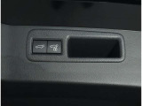パワーバックドア装備!リヤゲートのスイッチを押すだけでバックドアが閉まります!運転席周りからも開閉の操作ができます♪