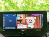 テレビ番組を画面で確認でき、停車中の待ち時間に映像を楽しめます。音量や空調の表示も同じ画面内で確認でき、停車時に使う装備をまとめて把握しやすい構成です。