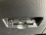 ETC車載器が手の届きやすい位置に収まり、カードの挿入部や表示を確認しやすい配置です。高速道路を利用する際の料金支払いをサポートし、日々のお出かけにも便利です。