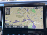 地図が画面いっぱいに表示され、現在地や周辺の道路を確認しやすい仕様です。目的地の設定や表示切り替えも画面から行え、慣れない場所へのお出かけをサポートしてくれます。