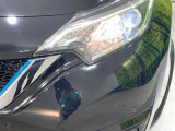 【LEDヘッドライト】悪天候や夜間走行時も良好な視界を確保し安心して運転できる高輝度LEDヘッドライトを装備!点灯速度が早く、消費電力も抑えられています。