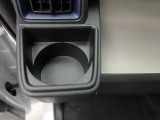 カップホルダーは運転席や助手席からちょうど手の届く位置です!!