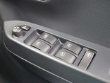 運転席からも操作可能な全席パワーウィンドウが装備されています。