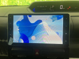 画面でテレビ映像を楽しめる装備です。停車中の休憩時間などに視聴でき、画面には番組映像と時刻が表示されています。日常の待ち時間にも活用いただけます。