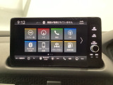 HondaCONNECT対応の便利なナビディスプレー。お持ちのスマートフォンと連携して、ナビやBluetoothでの音楽再生が可能です。デザインはもちろん、操作性も良好です。
