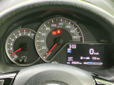 速度計や各種表示が運転席前にまとまり、走行に必要な情報を目で追いやすい配置です。デジタル表示も備わり、燃料や距離などを確認しながら運転できます。