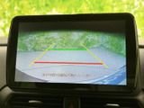 後方の様子を画面で確認でき、駐車時や後退時の周囲確認をサポートします。目安となるガイド線も表示されるため、車庫入れの際に距離感をつかみやすい装備です。