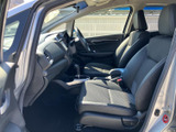 シートに座ると前方の視界が広がり、運転席側のステアリングやダッシュボードも自然に見渡せます。落ち着いた色合いのシートとすっきりした足元で、日常使いにもなじむ室内です。