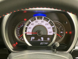 速度や燃料の目安、シフト位置などを運転席から確認できる配置です。表示がまとまっていて必要な情報を見つけやすく、走行中も視線の移動を抑えて確認しやすい設計です。
