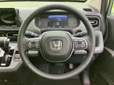 手元にスイッチをまとめたステアリングで、運転姿勢を保ちながら操作しやすいレイアウトです。メーターや周辺機器との位置関係も自然で、毎日の運転を快適にサポートします。