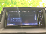 Bluetoothオーディオを選択できる画面を備え、音源の切り替えもひと目で確認しやすい構成です。交通情報などの項目も並び、必要なメニューを探しやすいのが便利です。
