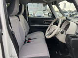 明るい色味のシートと大きな窓で、運転席まわりに開放感があります。座面や背もたれの形状も見やすく、乗り降りの際にも室内の様子を確認しやすい空間です。清潔感のある色合いも魅力です。