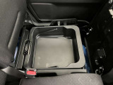 【シートアンダーボックス】助手席下には持ち運び可能な収納ボックスが装備されています。車検証ケースや靴などが収納できます。