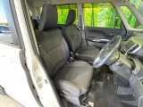 運転席まわりには十分なスペースがあり、大柄な方でもゆったり運転していただける環境です。
