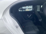 メルセデス・ベンツの定める厳しい基準をクリアしたお車のみをご案内させて頂きます。納車前整備はメーカー規定に基づき当店3Fの指定工場で入念に行なわれます。熟練のメカニックがお客様のお車を整備致します。