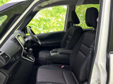 前席は運転席と助手席が並び、シートやひじ掛けを備えた落ち着きのある空間です。運転席からの視界も確保され、窓から自然光が差し込むため、同乗者も明るく過ごせます。