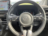 手元には各種スイッチがまとまり、運転姿勢を保ちながら必要な操作に移りやすい配置です。メーターも見渡しやすく、日々の運転で扱いやすさを感じていただけます。
